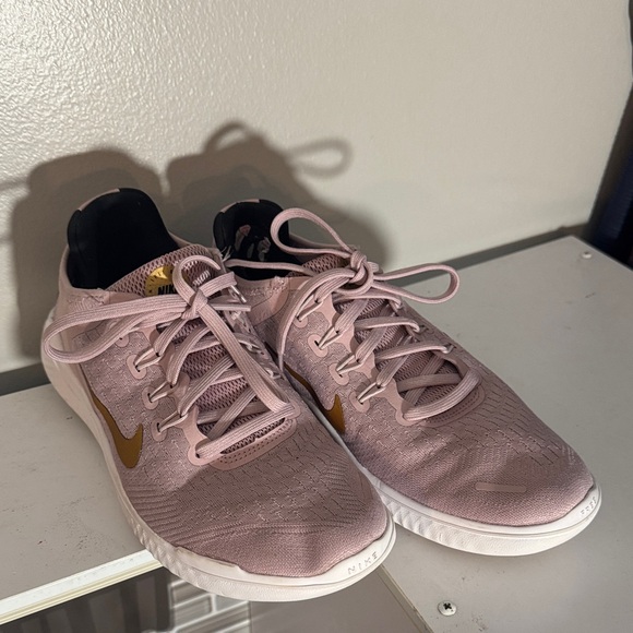 Nike Women's free rn Mauve and Gold Athletic Shoes - Picture 1 of 8